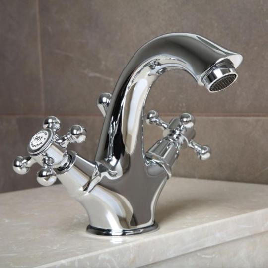 umyvadlovy kohutik sanitarny chrom strieborny klasicky kohutik vodovodny kohutik kupelna mediteranske klasicke rustikalne dvojarova zariadenie.jpg